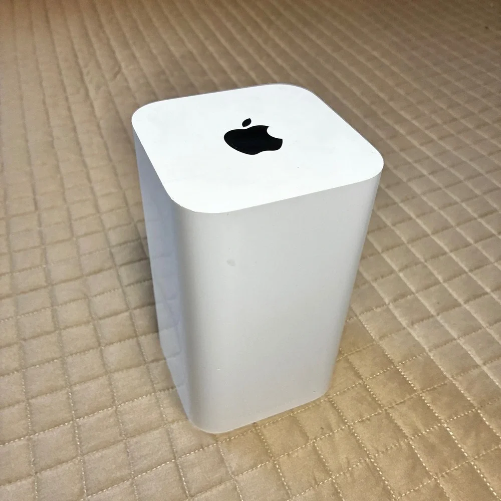 Apple AirPort Extreme Base Station A1521 802.11ac Dual-Band Wi-Fi Router White